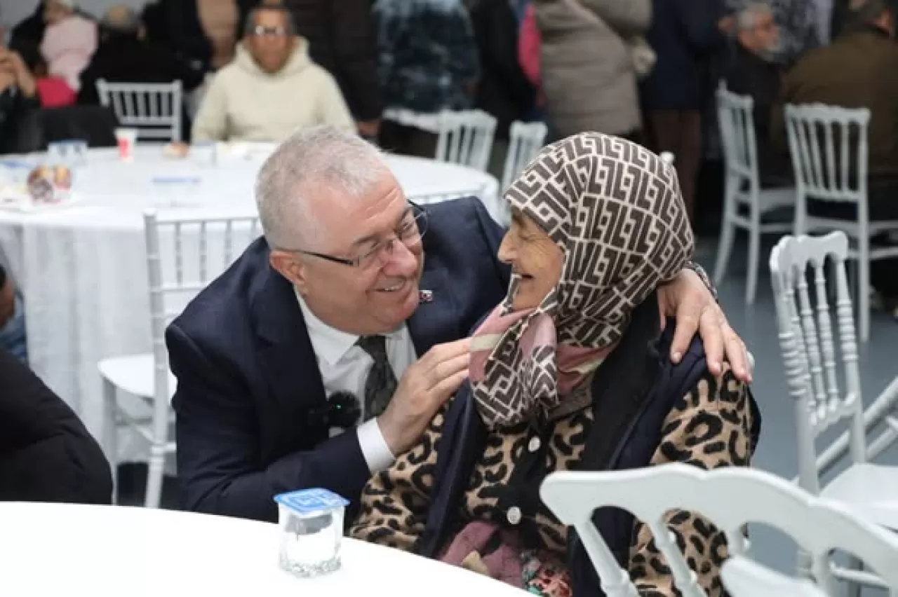 Edremit Belediyesi, Ramazan'da İlk İftar Sofrasını Tuzcumurat Mahalle Evi'nde Kurdu