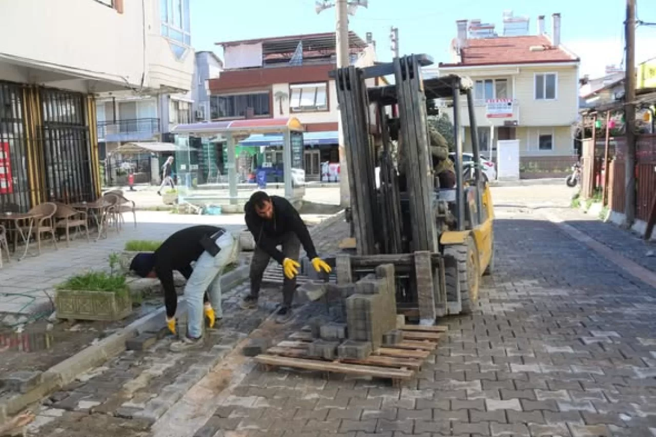 Edremit'te Yol Tamirat Çalışmaları Hız Kesmeden Devam Ediyor