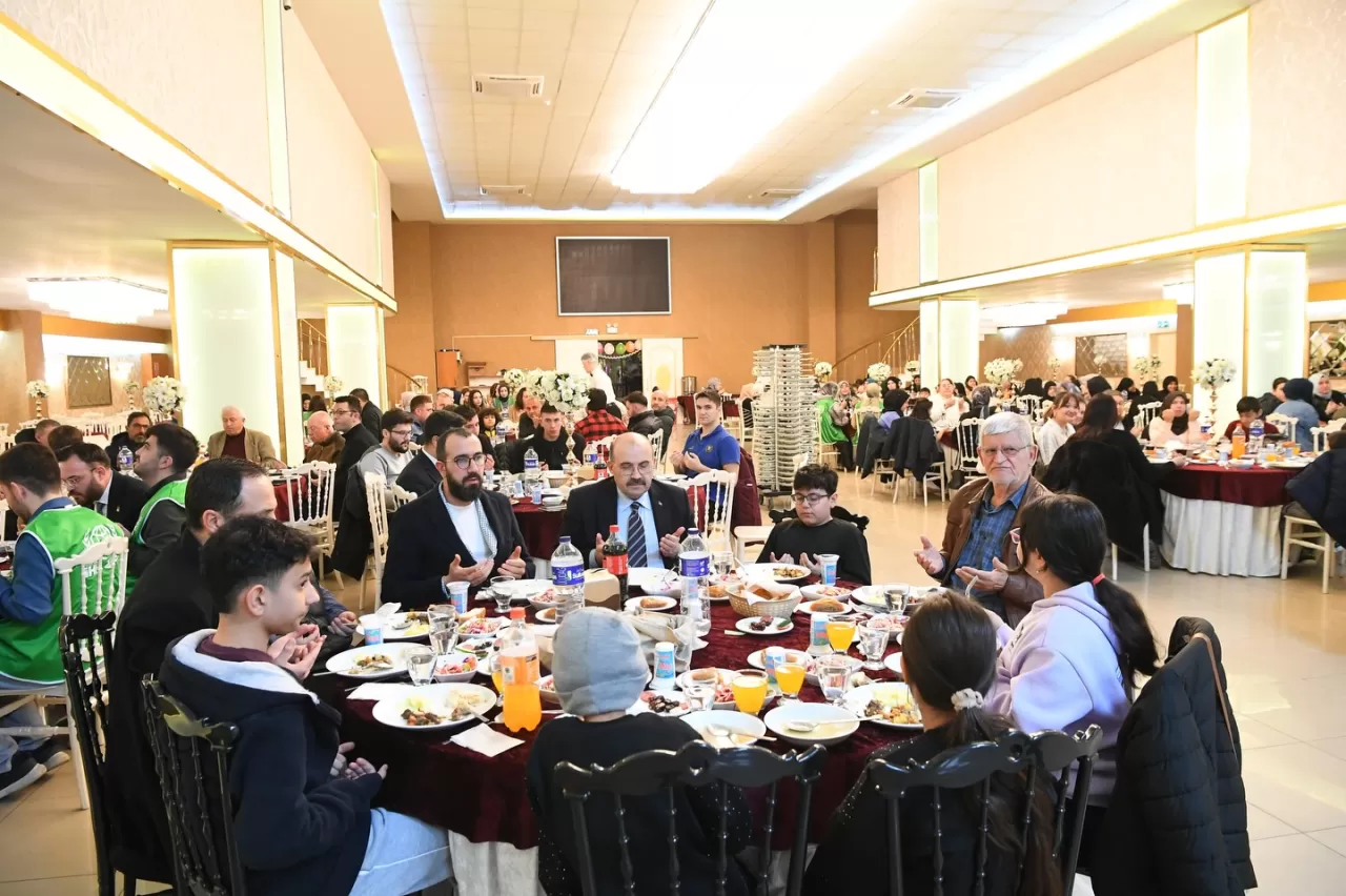 Balıkesir Valisi Ustaoğlu, Dünya Yetimler Günü İftarında