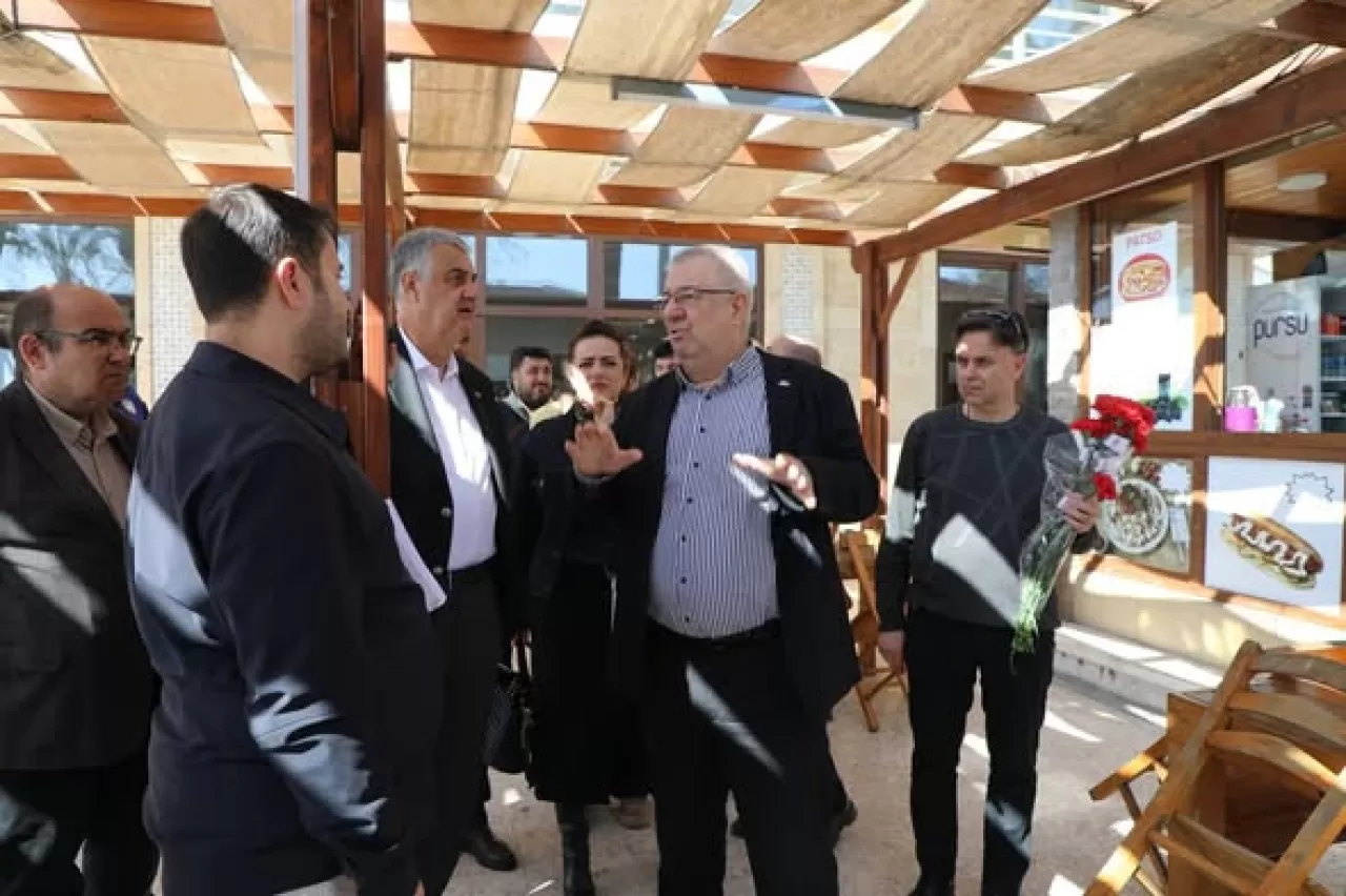 Altınoluk'ta Tarihi Çınaraltı Çay Bahçesi'nde Yenileme Çalışmaları Öncesi İnceleme