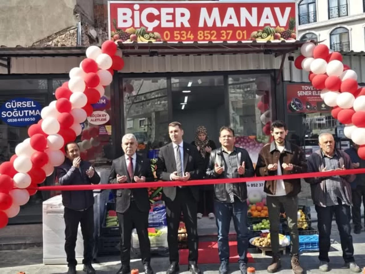 Sındırgı'da Yeni Manav Dükkanı Açıldı