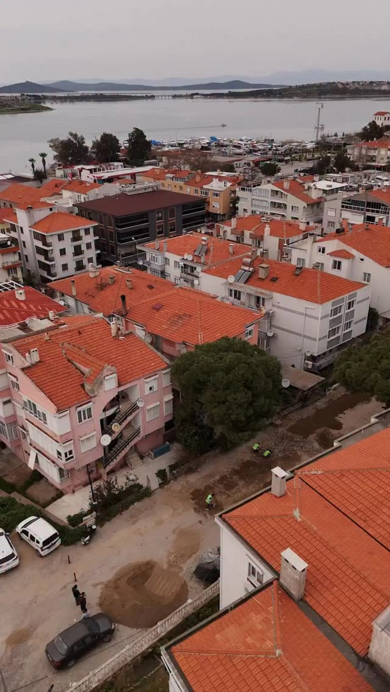 Ayvalık'ta Yol Çalışmaları Hız Kesmeden Devam Ediyor