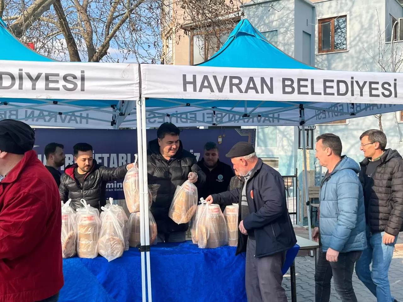 Havran Belediyesi'nden Yeni Mahalle'de İftar Yemeği Dağıtımı