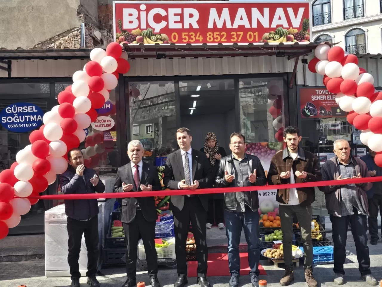 Yaşar Biçer'in Manav Dükkanı Sındırgı'da Açıldı