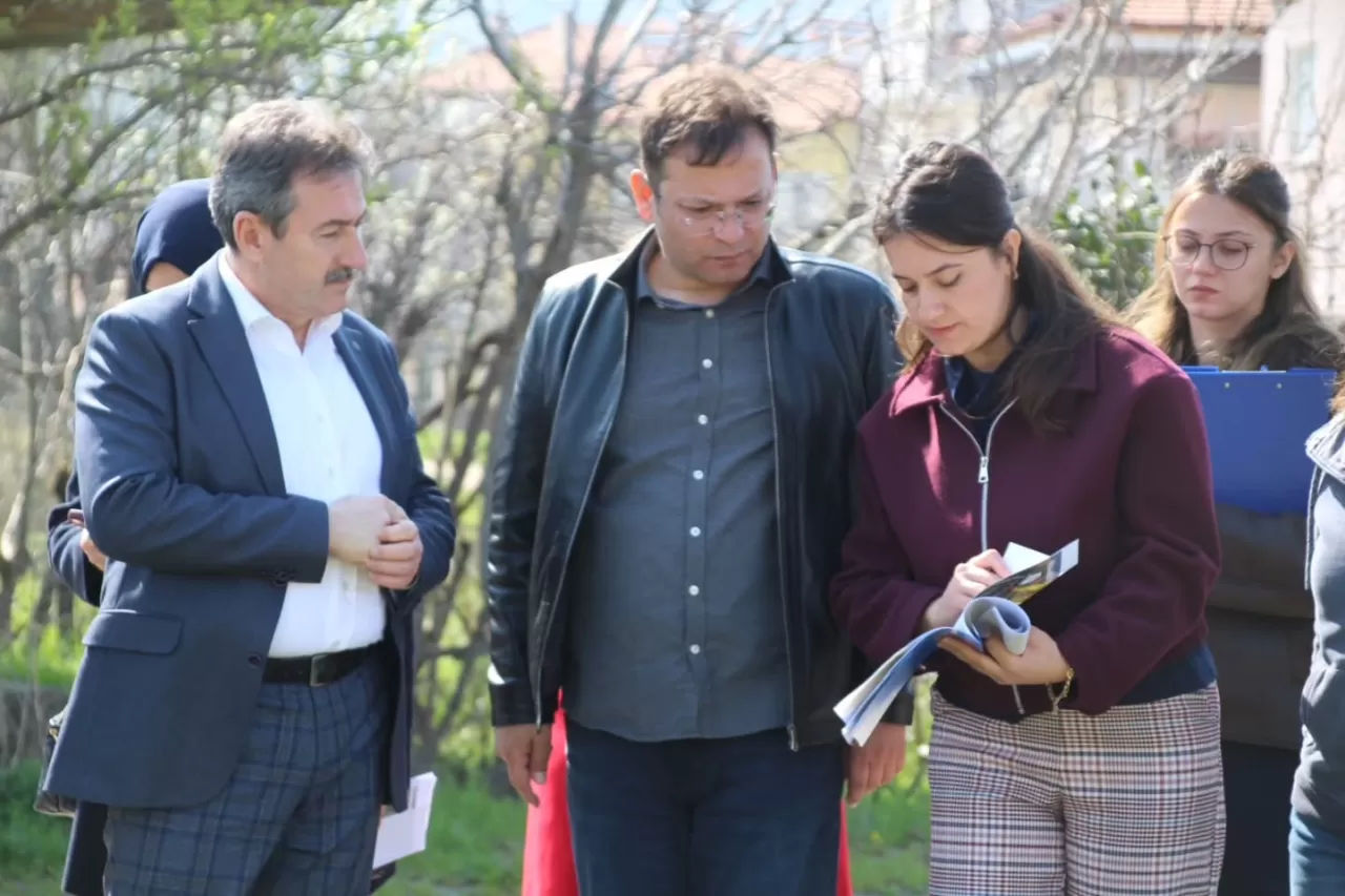 Sındırgı'da Park ve Yeşil Alan Düzenleme Çalışmaları Başladı