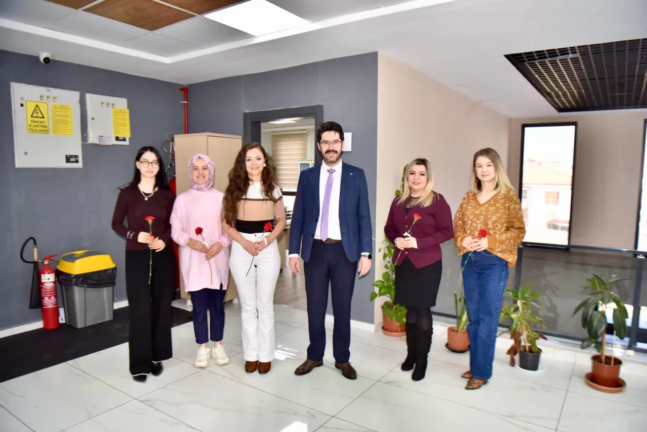 Altıeylül Belediyesi'nden Kadın Personeline 8 Mart Kutlaması