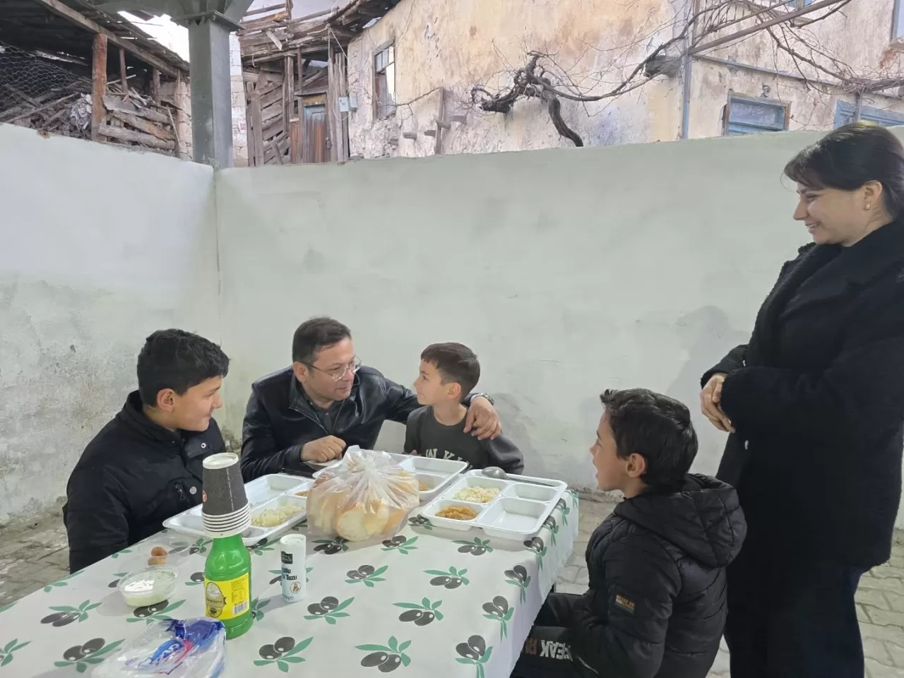 Sındırgı'da Ramazan Sofraları Hemşehrileri Birleştiriyor