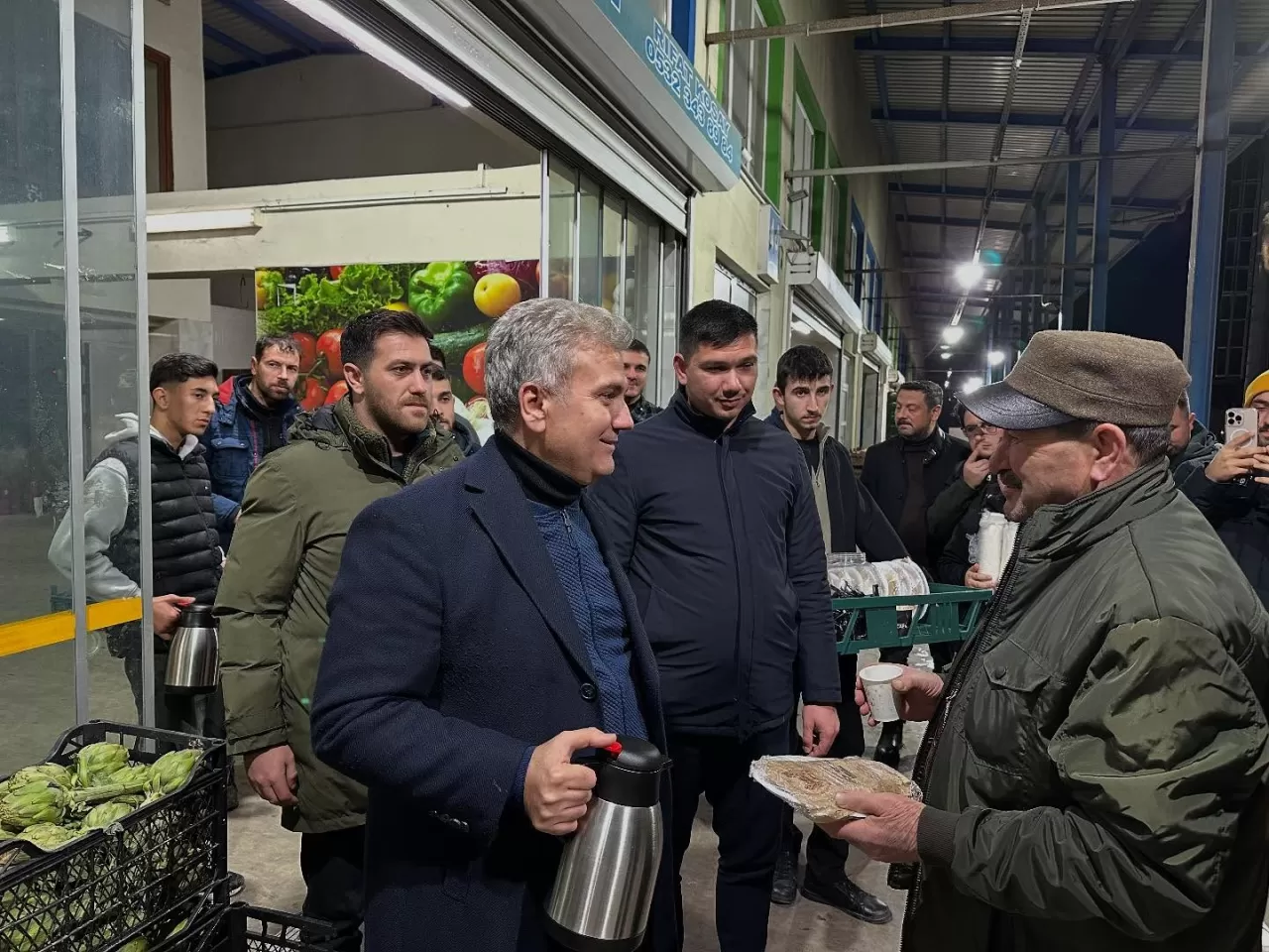 AK Partili Canbey, Balıkesir Meyve ve Sebze Hali'nde Gece Mesaisindeki Esnafla Buluştu