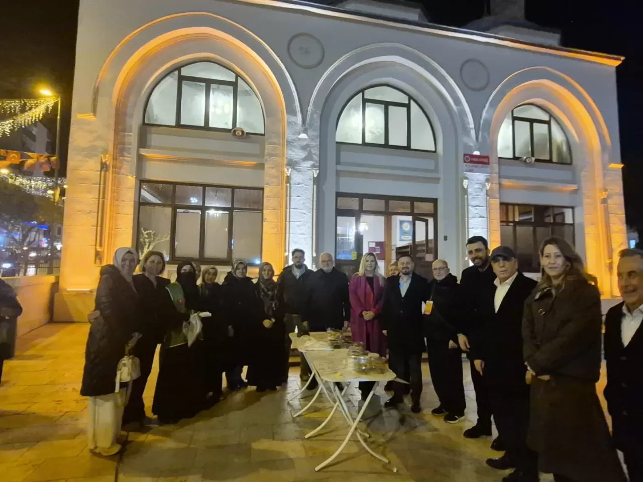 AK Partili Milletvekili ve Parti Yöneticileri Teravih Sonrası Vatandaşlarla Buluştu