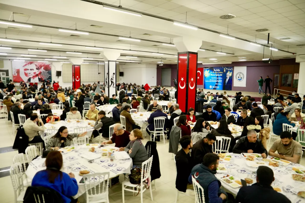 Burhaniye'de Ramazan Sofraları Hemşehrileri Bir Araya Getiriyor