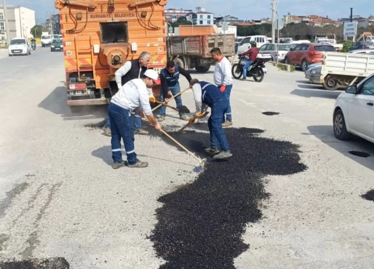 Burhaniye'de Altyapı ve Yol Çalışmaları Hız Kesmiyor