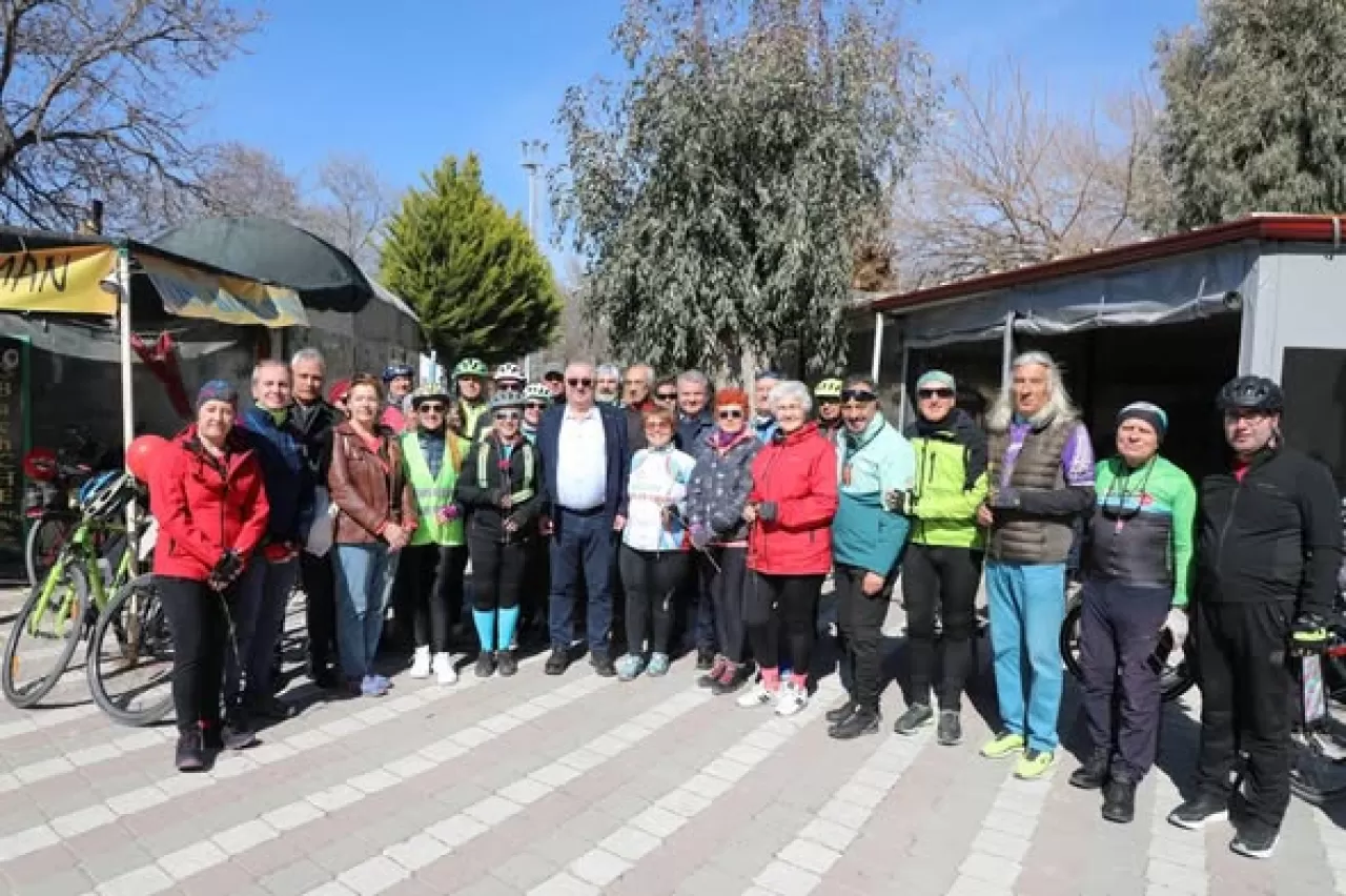 Edremit'te Kadın Bisikletçiler 8 Mart'ta Pedallarıyla Dayanışma Mesajı Verdi