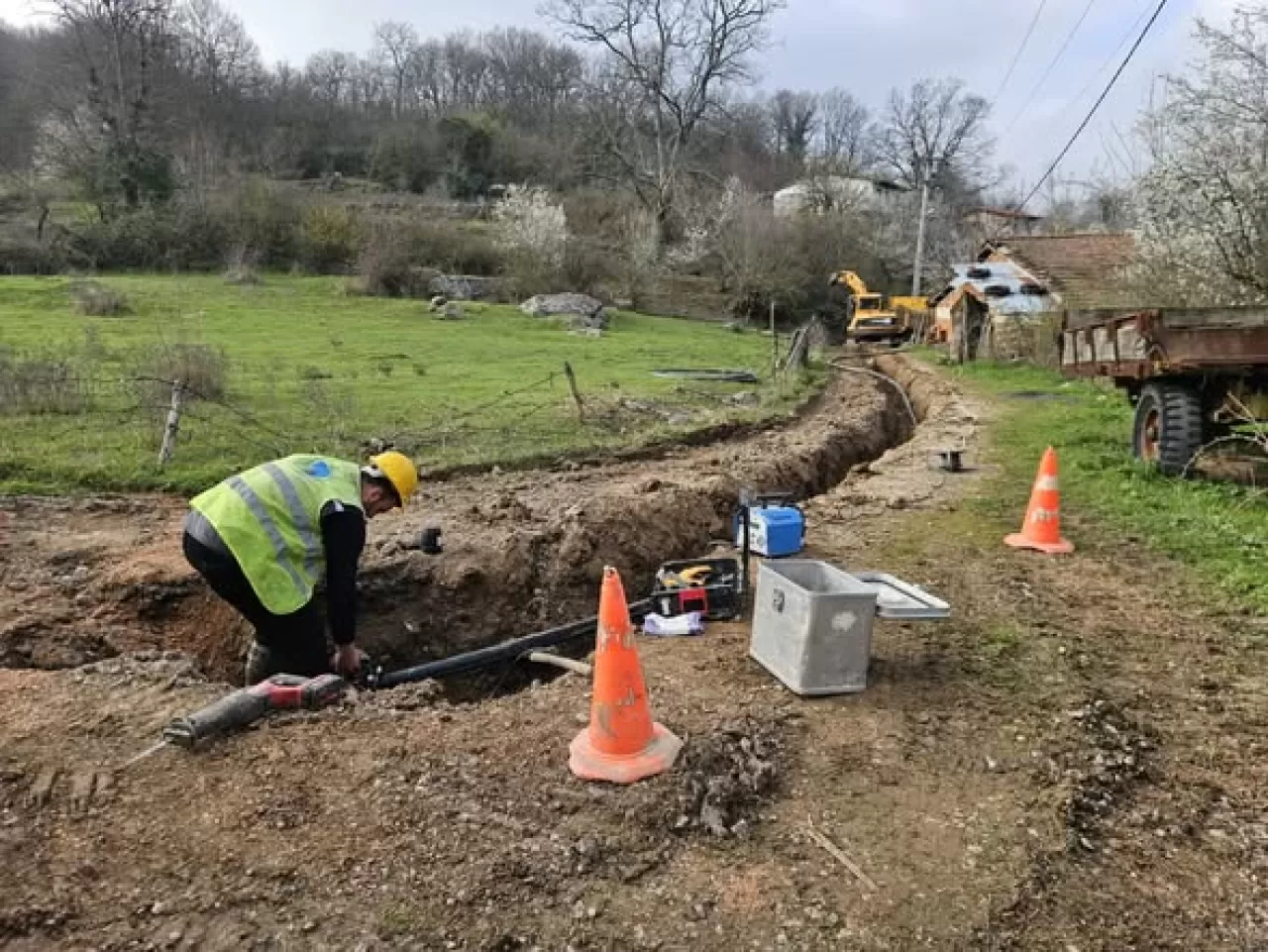 Gönen'de İçme Suyu Şebeke Hattı Çalışmaları Sürüyor