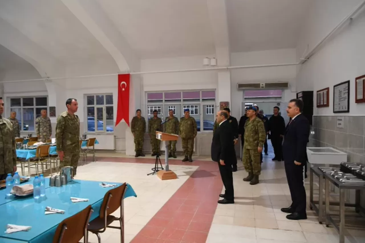 Balıkesir Valisi Komando Tugayı'nda Mehmetçik ile İftarda Buluştu