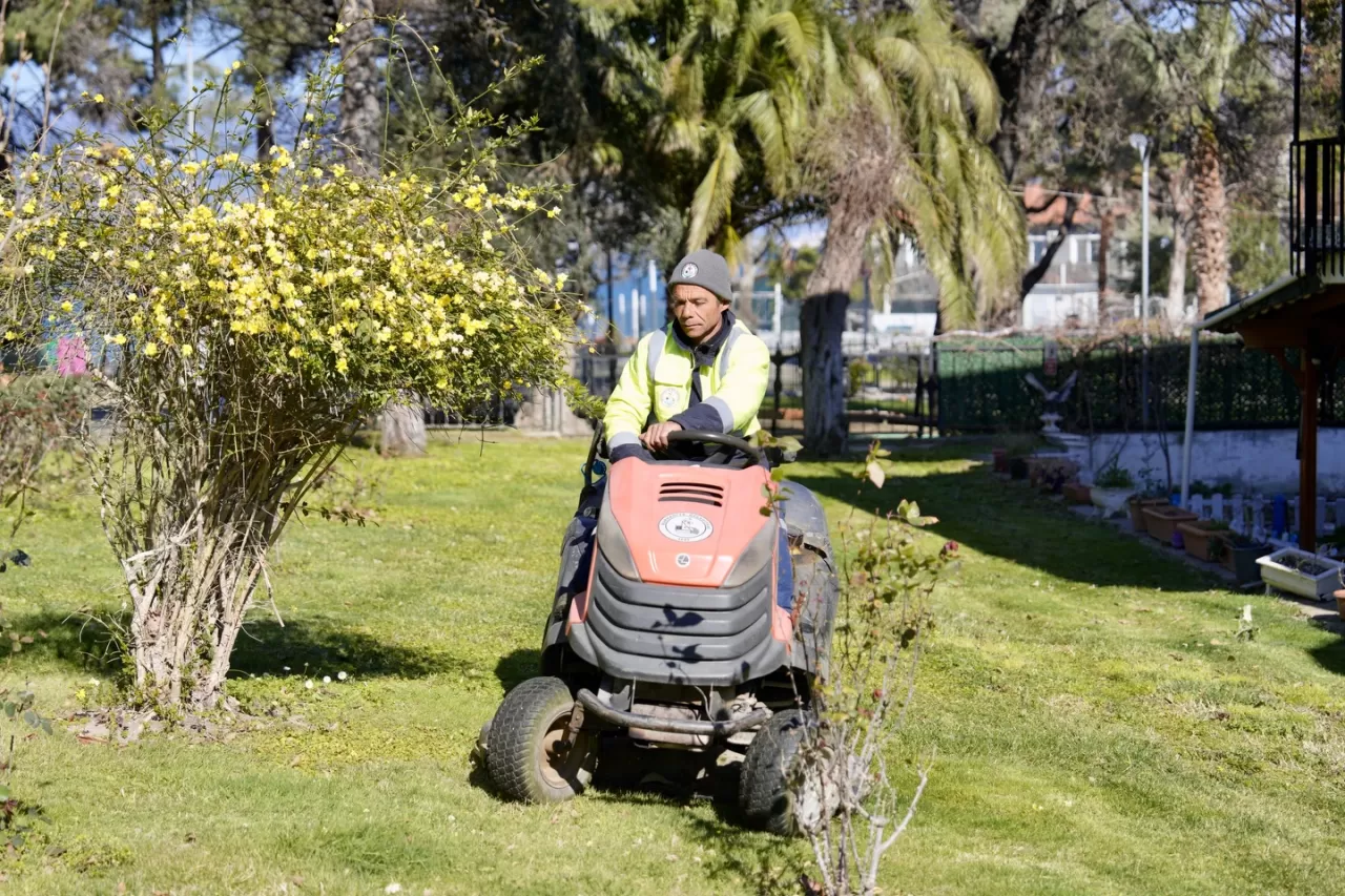 Burhaniye'de Parklar Bahara Hazırlanıyor