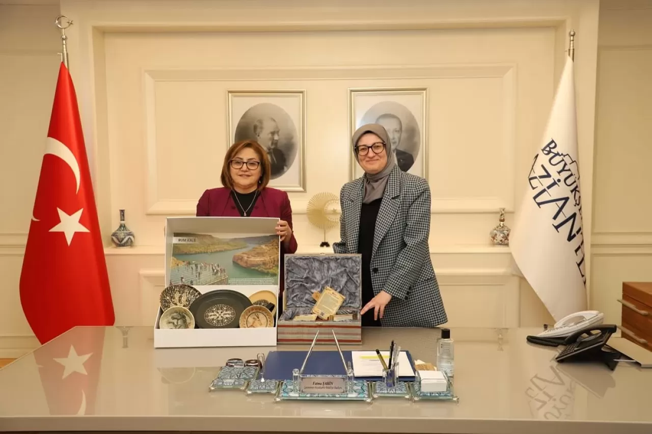 AK Partili Milletvekili Belgin Uygur, Gaziantep'te Fatma Şahin'i Ziyaret Etti