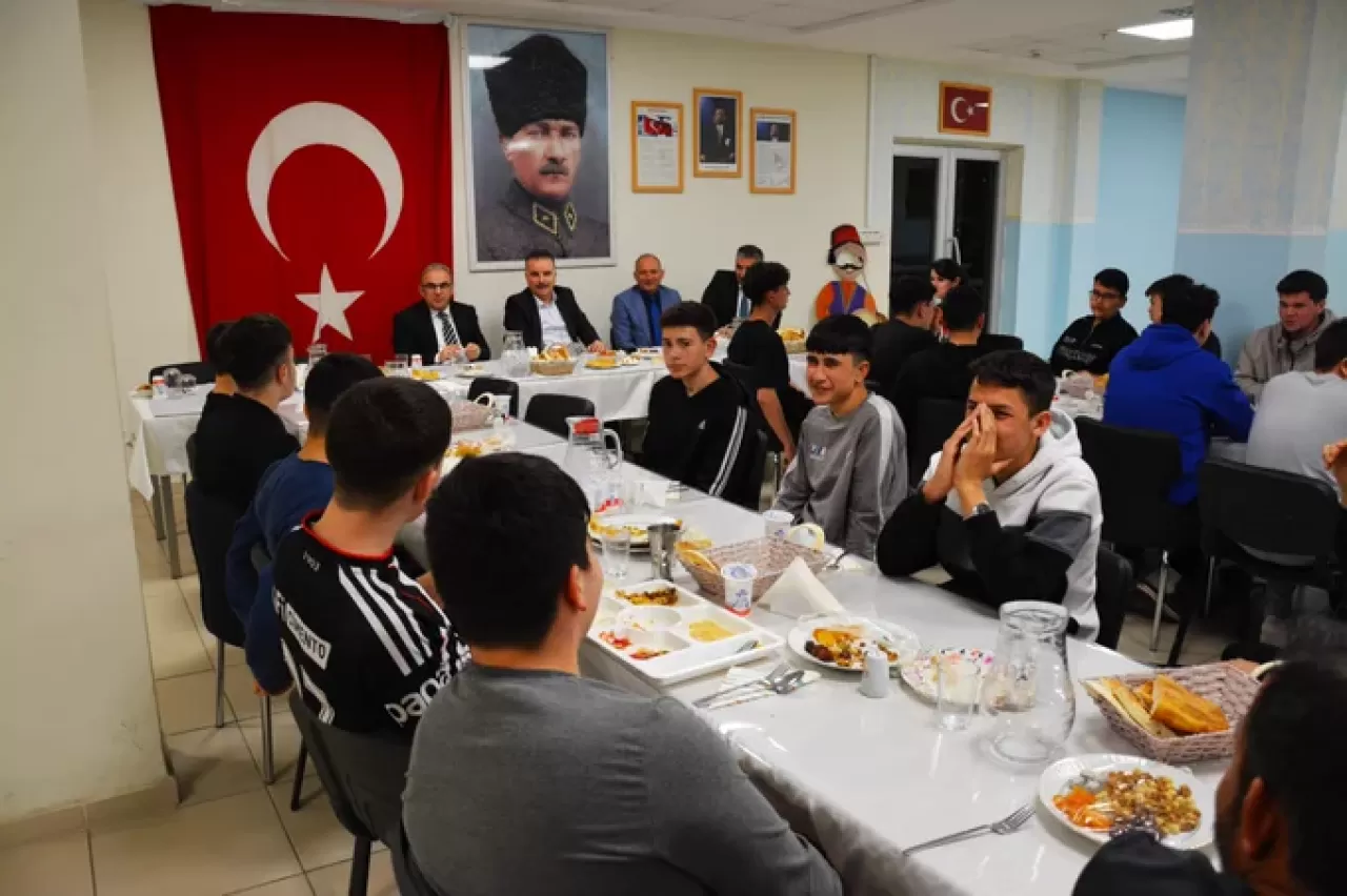 Edremit'te Kaymakam Öğrencilerle İftarda Buluştu