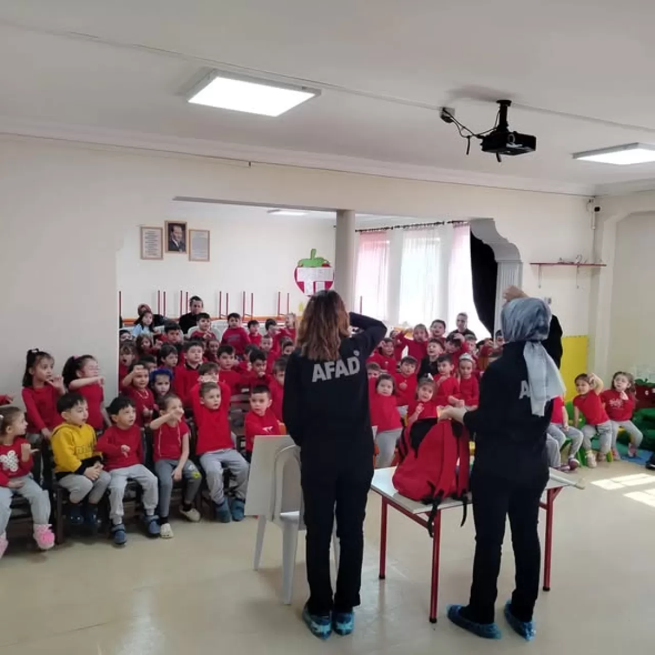 Balıkesir'de Minik Öğrenciler AFAD ile Depreme Hazırlandı