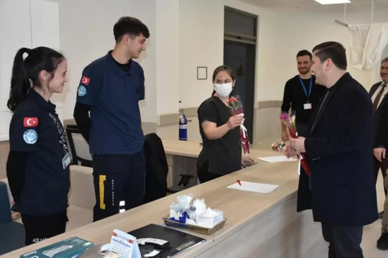 İvrindi Kaymakamı Atar, Tıp Bayramı'nda Hastane Personelini Ziyaret Etti