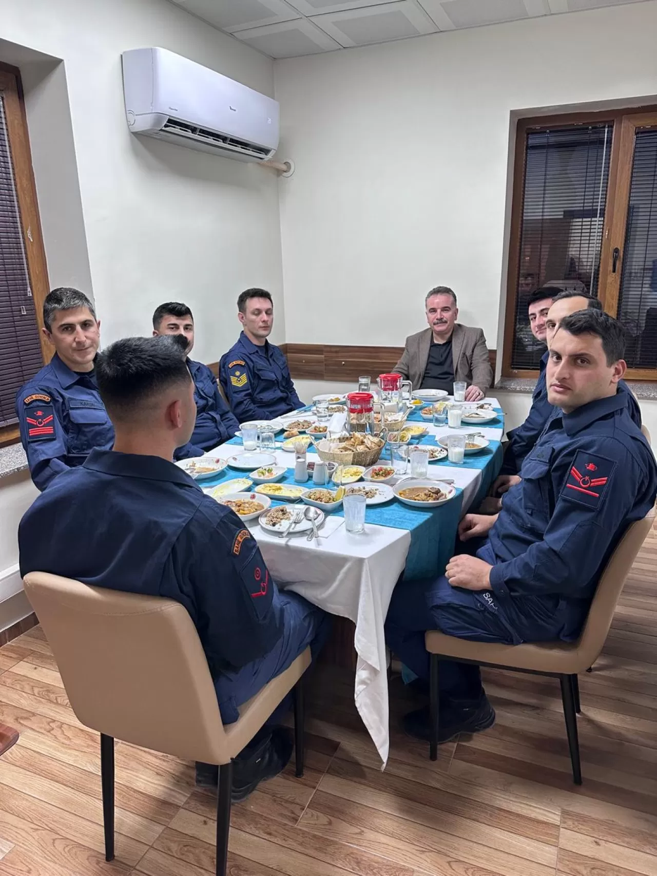 Edremit Kaymakamı Sahil Güvenlik Personeliyle İftarda Buluştu