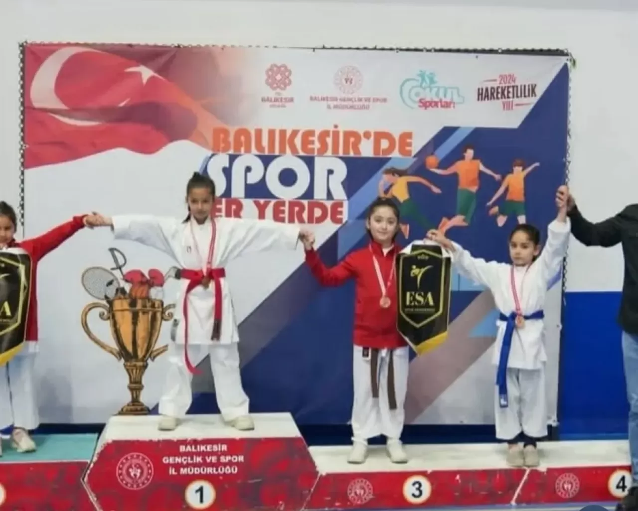 Farukkızıklı İlkokulu Öğrencisi, Balıkesir'de Karate Şampiyonu Oldu