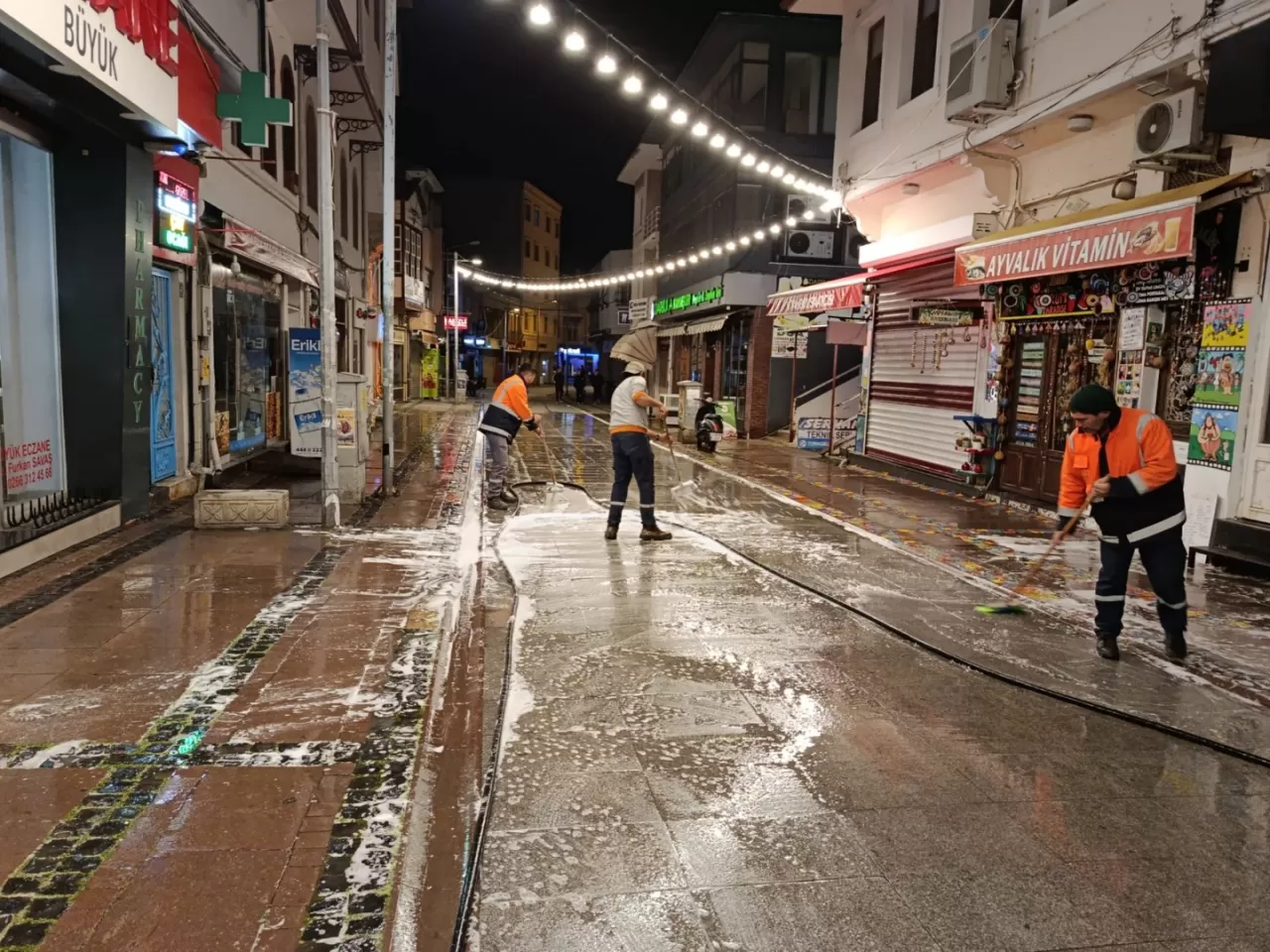 Ayvalık, Bayram'a Köpüklü Temizlikle Hazırlanıyor