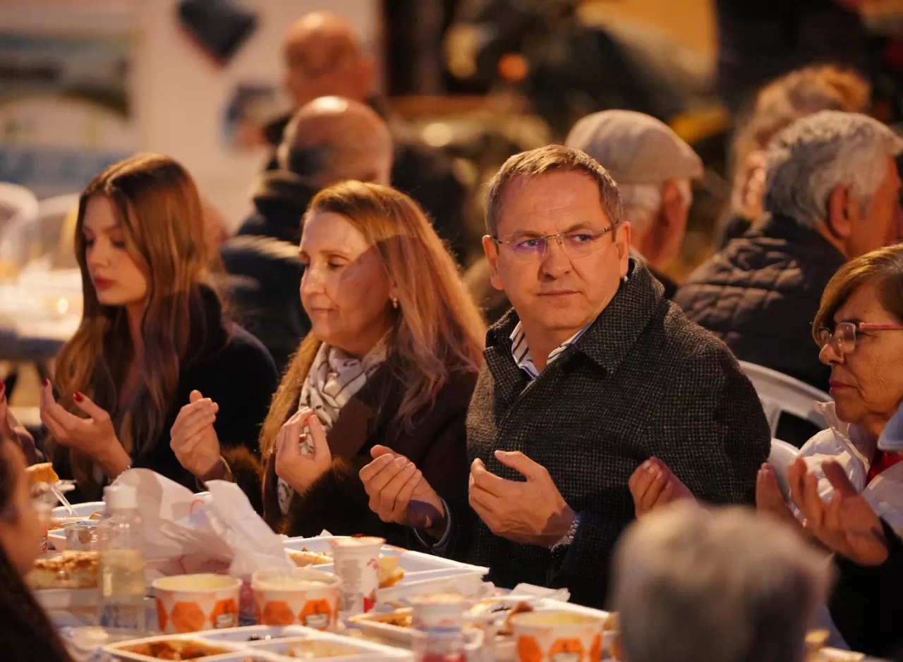 Ayvalık'ta Kadir Gecesi'nde Binlerce Kişi İftarda Buluştu