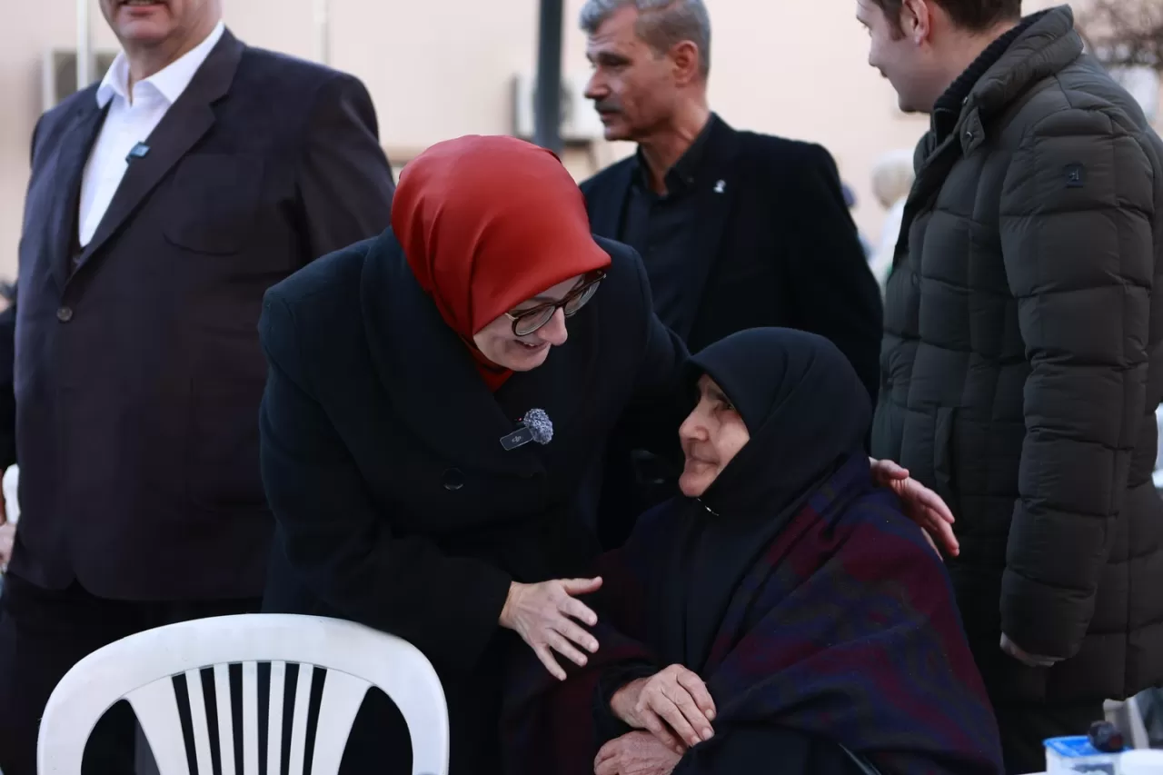 Belgin Uygur, Bigadiç'te Binlerce Kişiyle İftarda Buluştu