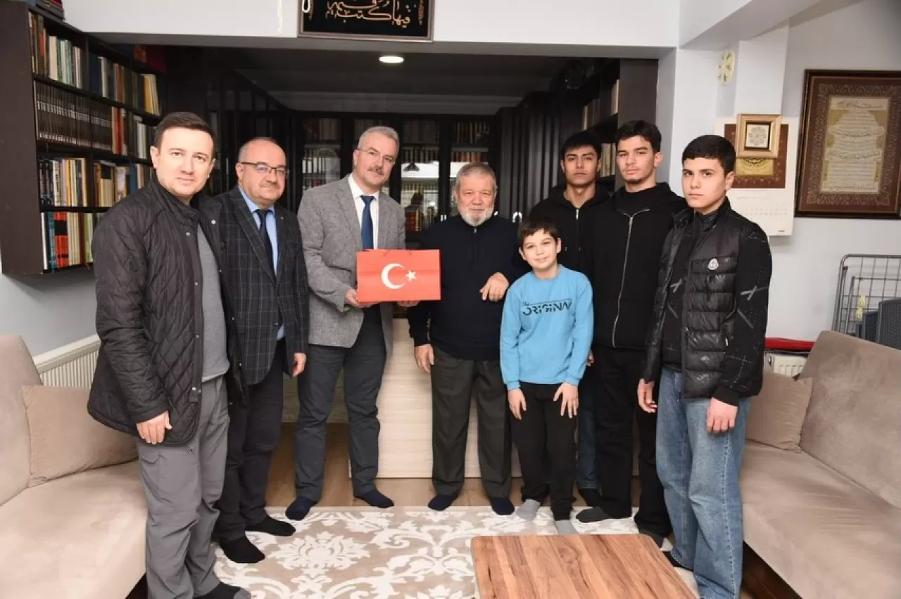 Balıkesir'de Emekli Öğretmene Vefa Ziyareti