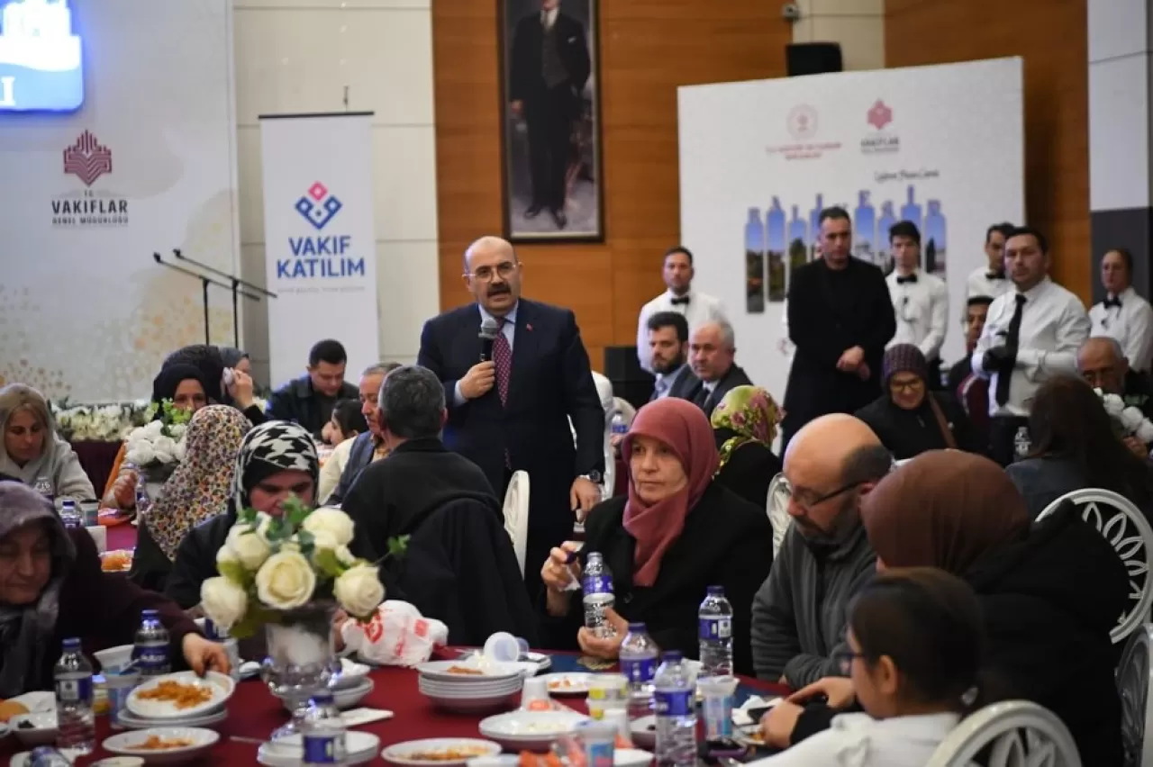 Vali Ustaoğlu, Karesi AVM'de Vatandaşlarla İftarda Buluştu