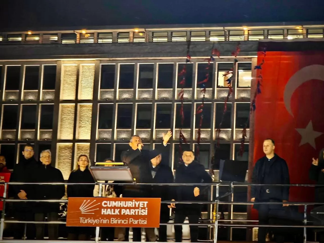 İmamoğlu'nun Tutukluluğunun Birinci Yılında Saraçhane'de "Özgürlük" Sesleri Yükseldi