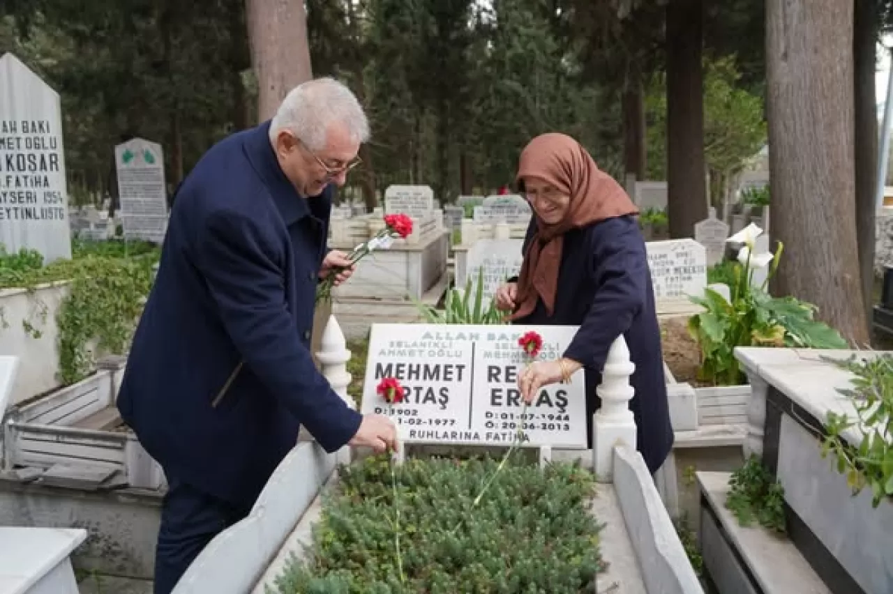 Edremit'te Bayram Arefesinde Anlamlı Jest: Mezarlık Ziyaretçilerine Karanfil