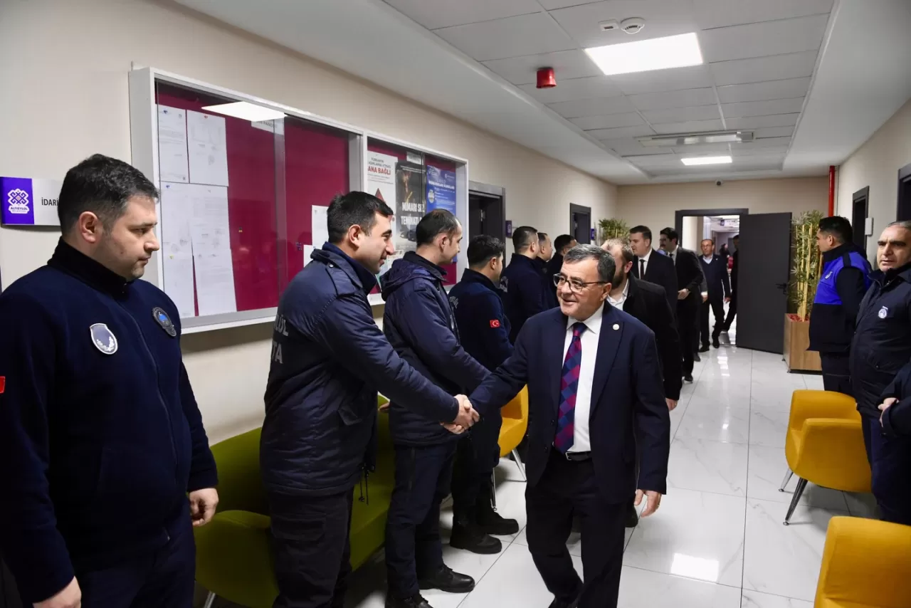 Altıeylül'de Bayram Coşkusu: Başkan Şehirli, Personelle ve Vatandaşlarla Bayramlaştı