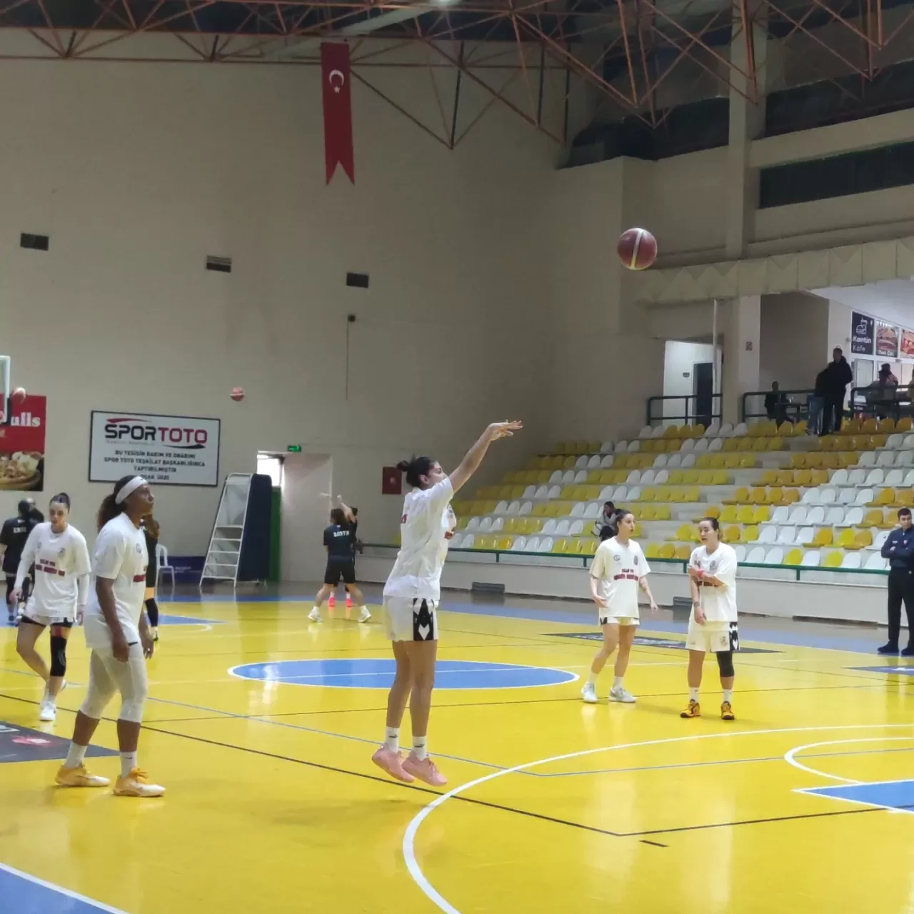 Burhaniye Belediyespor Kadın Basketbol Takımı, Edirne DSİ Maçı Öncesi Parkede Isındı