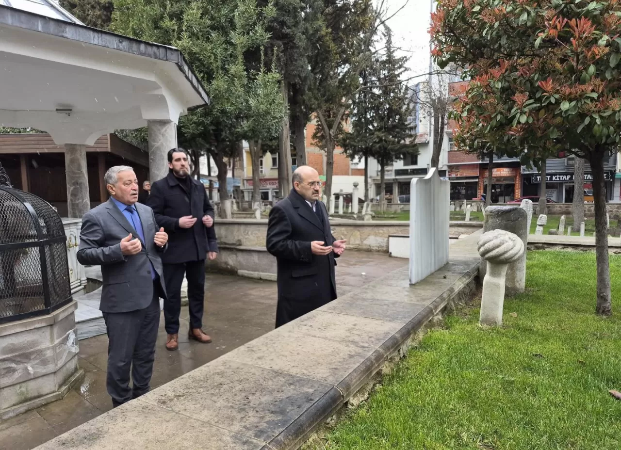 Vali Ustaoğlu, Şeyh Lütfullah'ın Kabrini Ziyaret Etti ve Cemaatin Bayramını Tebrik Etti