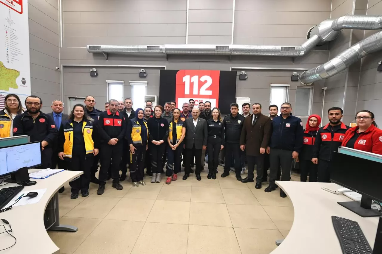 Balıkesir Valisi Ustaoğlu, Bayramda 112 Acil Çağrı Merkezi Personelini Ziyaret Etti