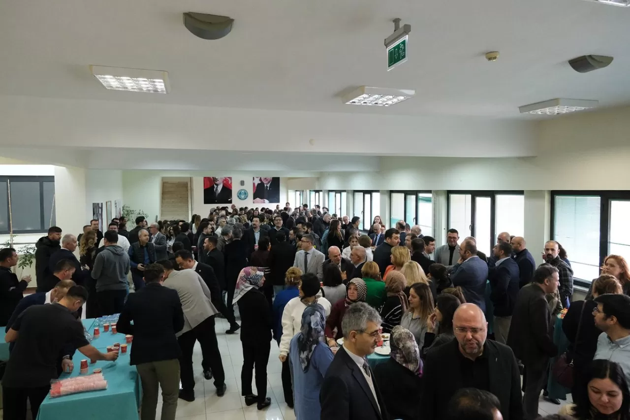 Balıkesir Üniversitesi'nde Ramazan Bayramı Coşkusu: Rektörlük'te Geleneksel Bayramlaşma Töreni Düzenlendi