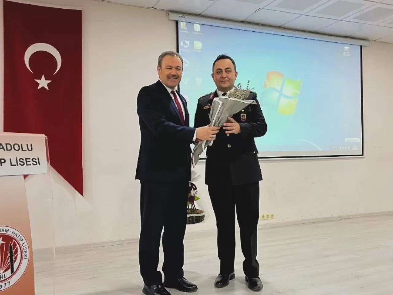 İvrindi'de Öğrencilere Jandarma ve Sahil Güvenlik Mesleği Tanıtıldı