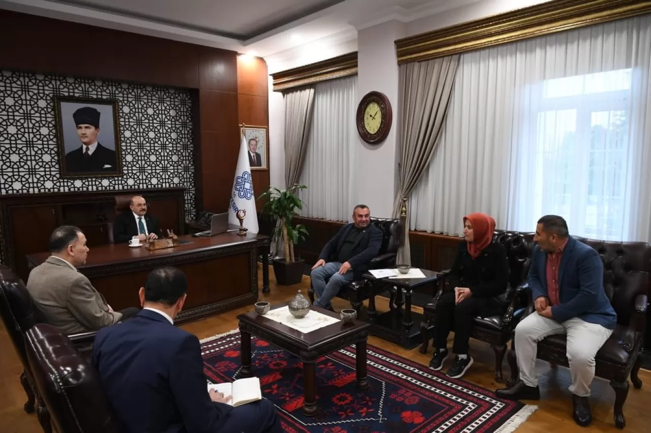 Vali Ustaoğlu, Sındırgı ve Altıeylül Muhtarlarını Ağırladı