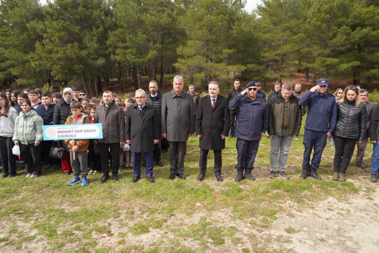 Edremit'te Orman Haftası'nda Protokol ve Öğrenciler Fidan Dikti