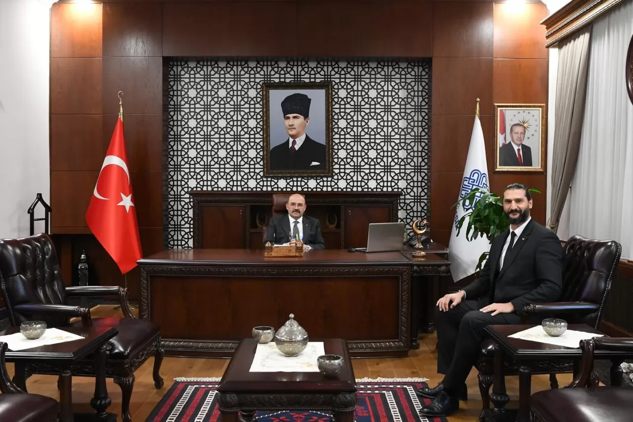 Eczacıbaşı Esan Yetkilisi, Balıkesir Valisi İsmail Ustaoğlu'nu Ziyaret Etti