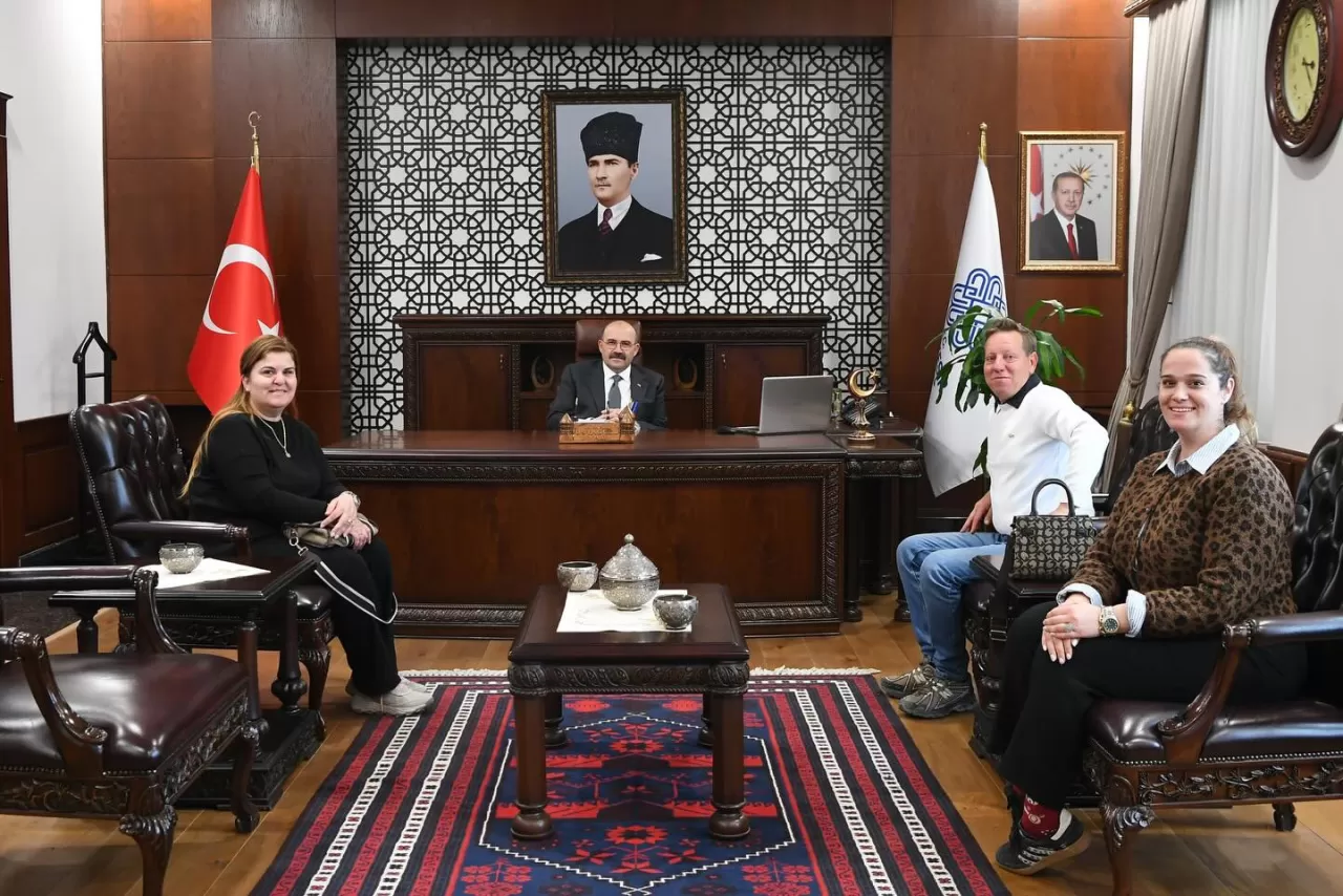 Vali Ustaoğlu, Cunda'nın Ünlü Dondurmacısını Makamında Ağırladı