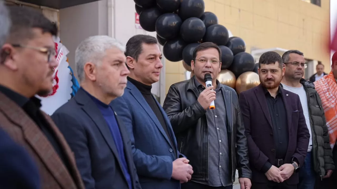 Sındırgı'da Yeni Erkek Kuaför Salonu Açıldı, Hemşehrilerle Kutlandı