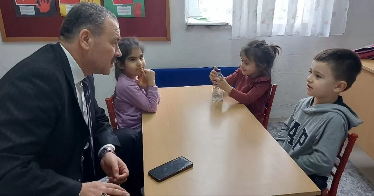 İlçe Müdürü İvrindi'de Okula Gitti, Öğrencilerle Sohbet Etti