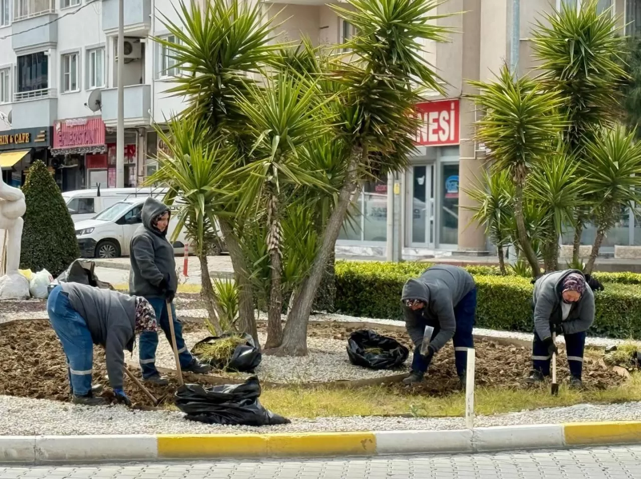 Burhaniye'de Parklar Bahara Hazır: 10+ Noktada Bakım Tamamlandı