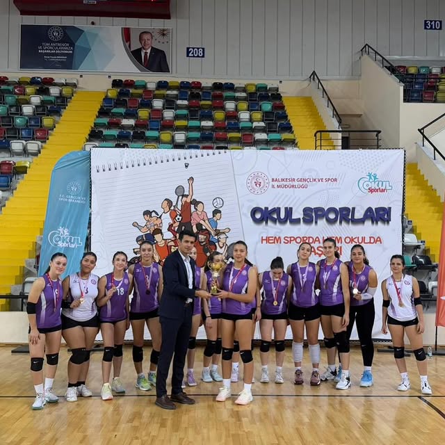 Ayvalık Özel Uğur Anadolu Lisesi Voleybol Takımı Yine Şampiyon