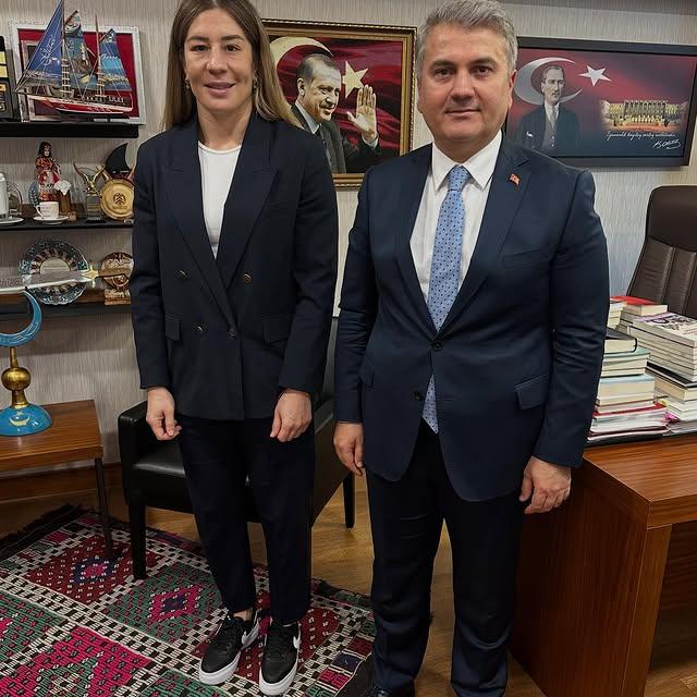 Balıkesir Milli Güreşçisi Yasemin Adar Yiğit'e Coşkulu Karşılama