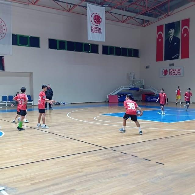 Burhaniye'de Okul Sporları Futsal Turnuvası Heyecanı