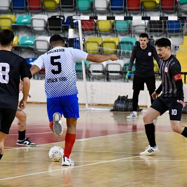 Yurtlig Futsal Müsabakaları Kıyasıya Rekabetle Devam Ediyor