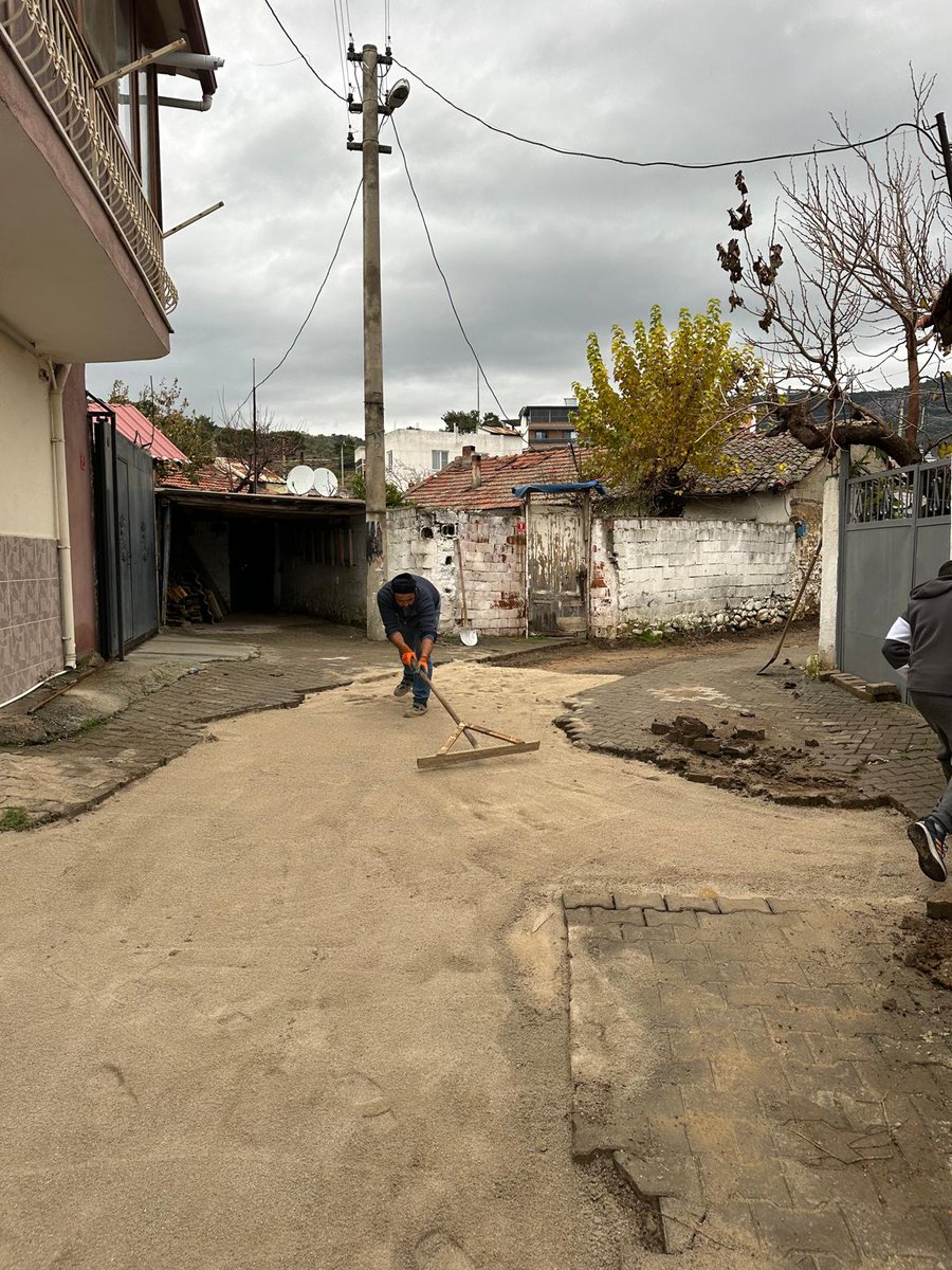 Edremit Belediyesi Kadıköy Mahallesi'nde Yol Tamirat Çalışmalarını Sürdürüyor